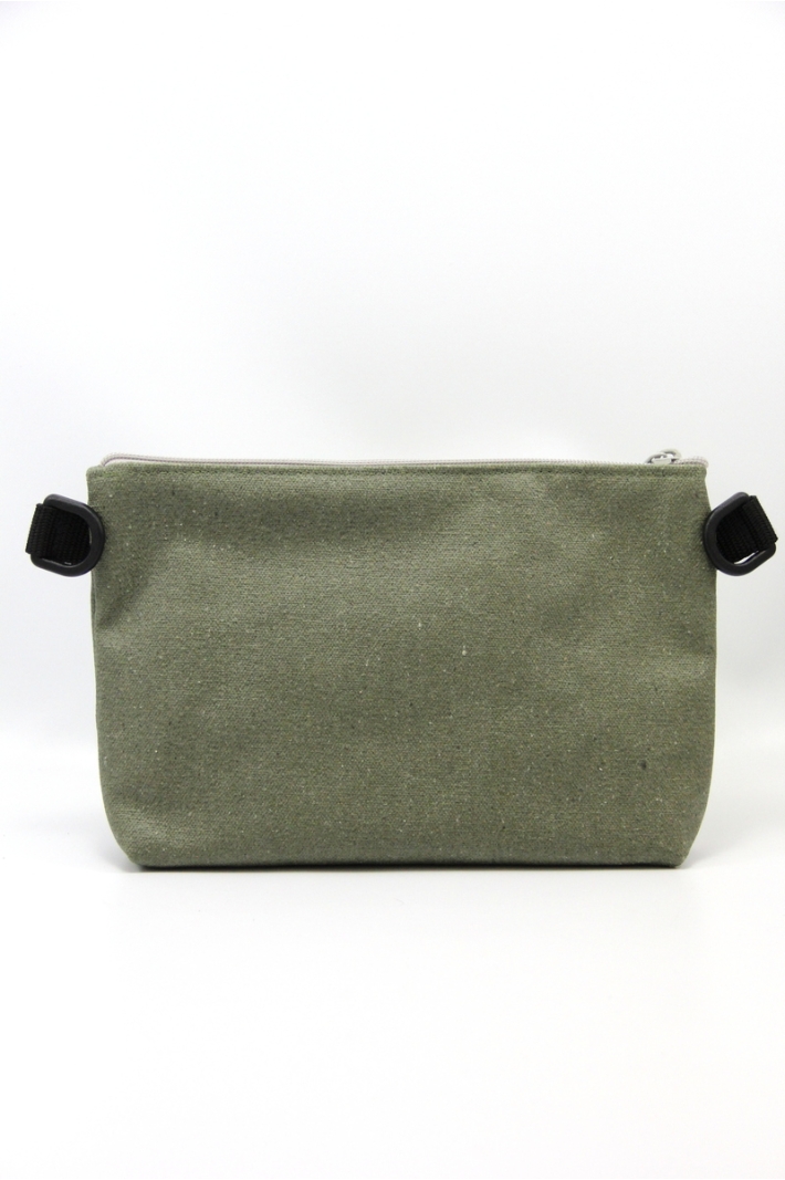 grande pochette unie avec la toile de canevas enduite U3 à associer à une petite pochette fantaisie de votre choix.