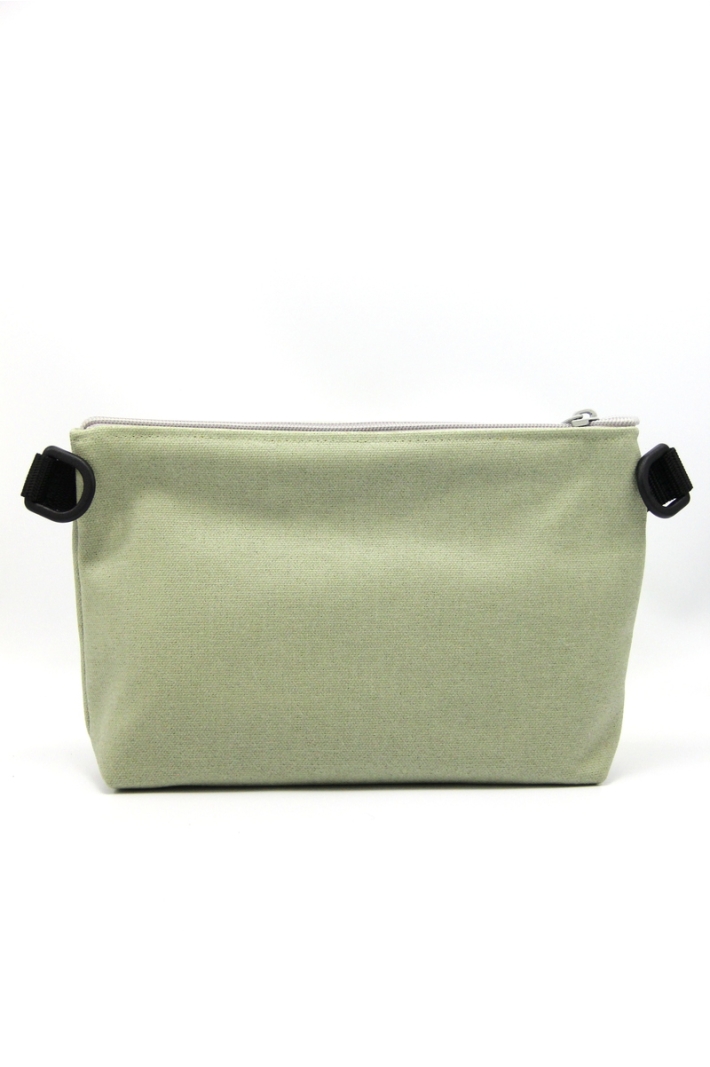 grande pochette unie avec la toile de canevas enduite U6 à associer à une petite pochette fantaisie de votre choix. grande pochette unie avec la toile de canevas enduite U6 à associer à une petite pochette fantaisie de votre choix.